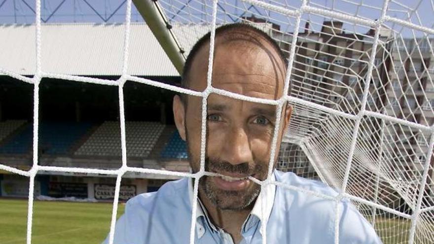 «atrapado» en el suárez puerta. Sietes posa enredado en las mallas de una de las porterías del Suárez Puerta sin ser consciente de la alegoría que encierra la fotografía: un futbolista que tocó el cielo de la Primera División y que ha vuelto a sentirse «grande» en un equipo de Tercera, un futbolista atrapado ahora en Avilés por la droga del balón y por el calor de una afición que le venera. Cuestión de química.