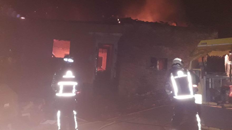 Los bomberos luchan para apagar el fuego de una casa  en Tolinas, Grado