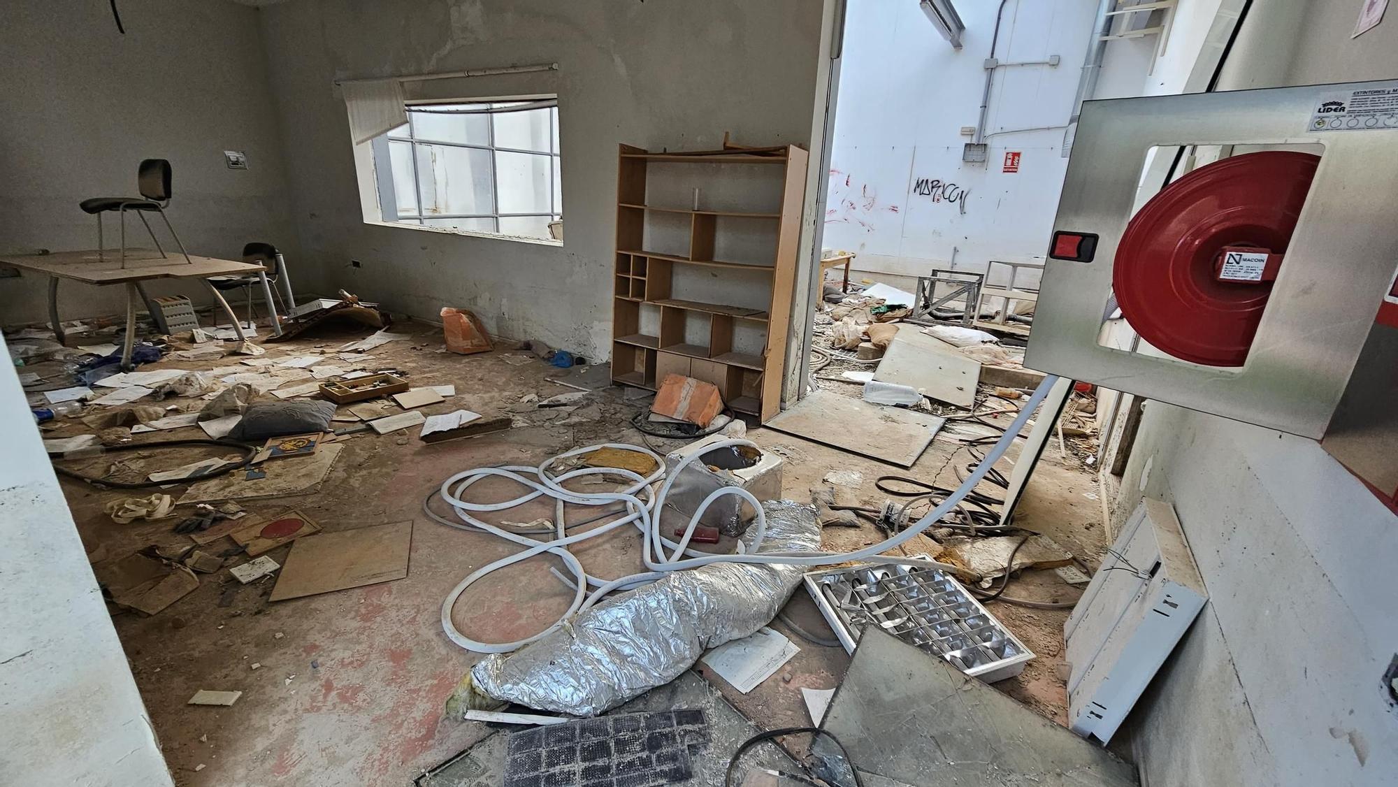 Además de los daños y humedades que provocó la inundación que sufrió el inmueble durante la DANA, los saqueos y destrozos dejan esta lamentable imagen del Centro Oriol.