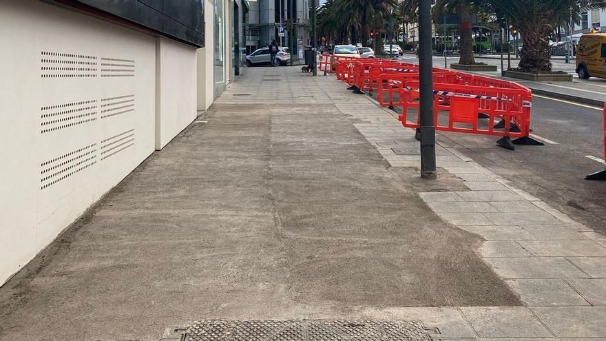 Santa Cruz de Tenerife cierra el socavón de la acera de la avenida Tres de Mayo