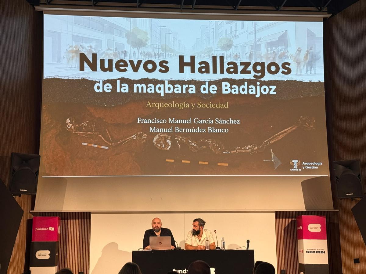 Fran García y Manuel Bermúdez durante la conferencia ofrecida en Mérida este viernes sobre los hallazgos en la avenida de Huelva de Badajoz.