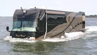 Un autobús que se convierte en barco para cruzar las rías por tierra y mar