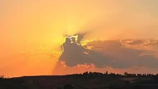 Una pequeña nube deja sin eclipse total de sol a miles de personas en Teruel: una dramática "casualidad" en un momento histórico