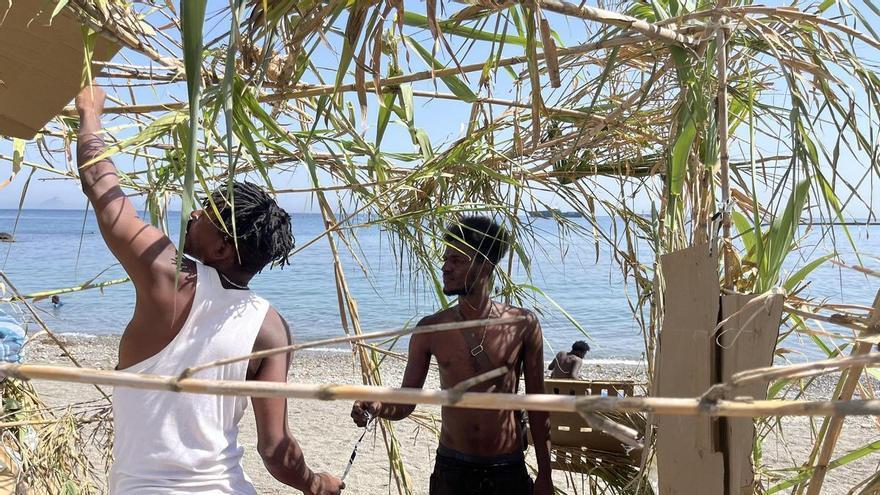 CEUTA PLAYA MIGRANTES | La playa del Trampolín de Ceuta se convierte en un campamento improvisado para 1.500 migrantes