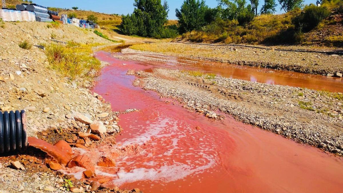 El vertido ha teñido de rojo un tramo del río Grío y ha provocado la alarma de los pueblos afectados.