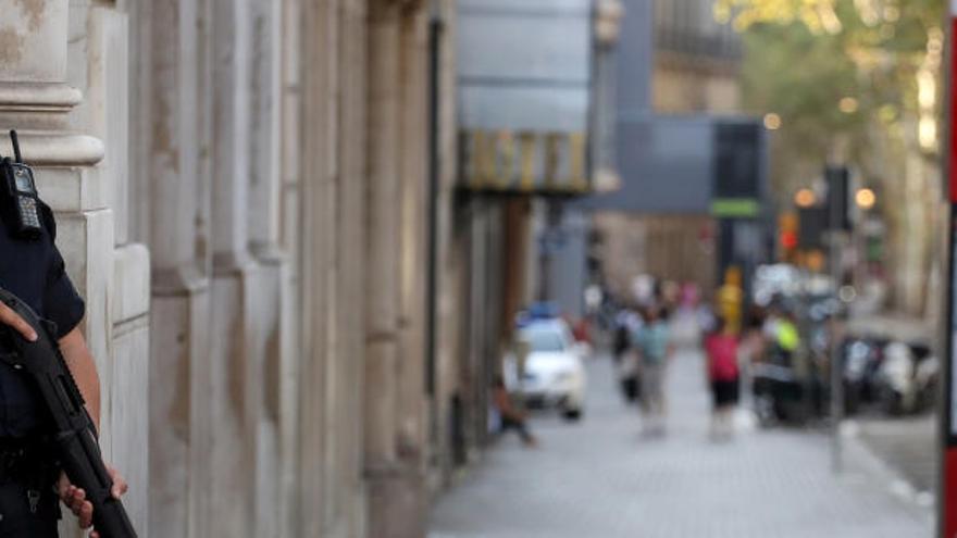 Un Mosso vigila en La Rambla de Barcelona.