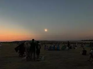 Toro se sumergió en el silencio para contemplar un eclipse histórico