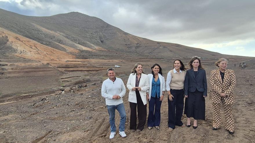 La secretaria de Estado, Rosario Sánchez, segunda por la derecha, en el valle de Vallebrón, ayer.