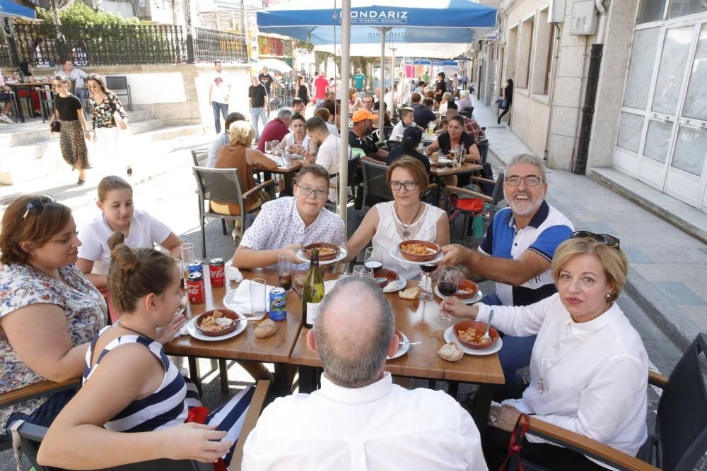 Los vecinos salen a "tapear" por la ciudad durante su tradicional fiesta gastronómica.