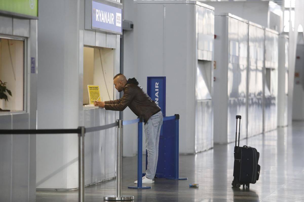 Los viajeros de Londres llegan al aeropuerto de Zaragoza