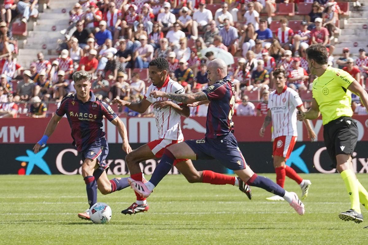 Ounahi intenta escapar-se d'Oriol Rey (Llevant)