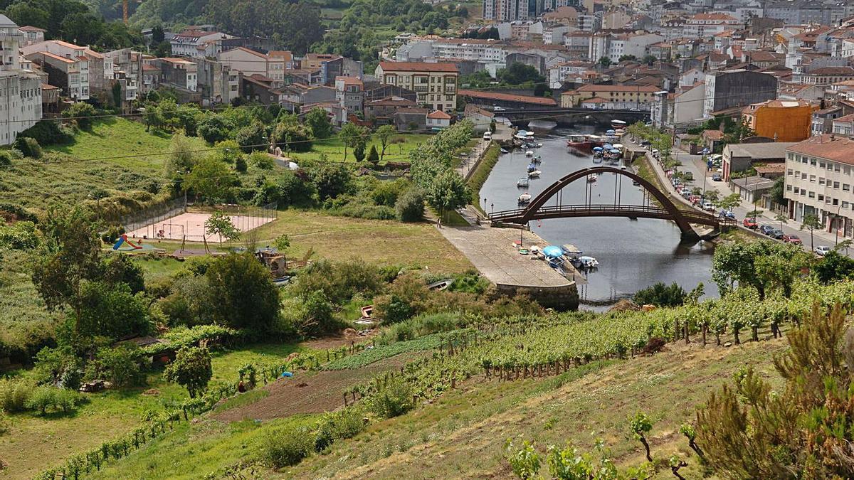 Vista de O Xuncaliño en una imagen en la que se ven los terrenos junto a una pista deportiva. |   // LA OPINIÓN