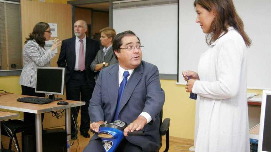 Crespo, con la conselleira de Traballo, en 2009, durante la inauguración de la sede de Azetanet. eduardo vicente