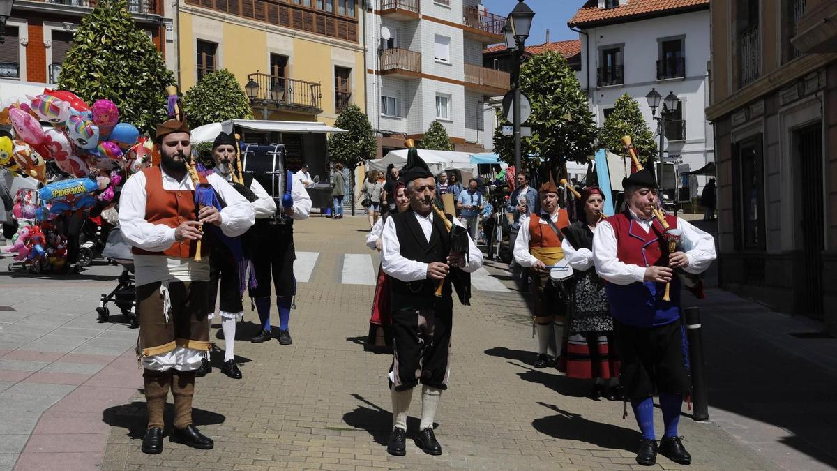 La Banda de Gaitas de Noreña, durante una actuación por las calles de la villa.