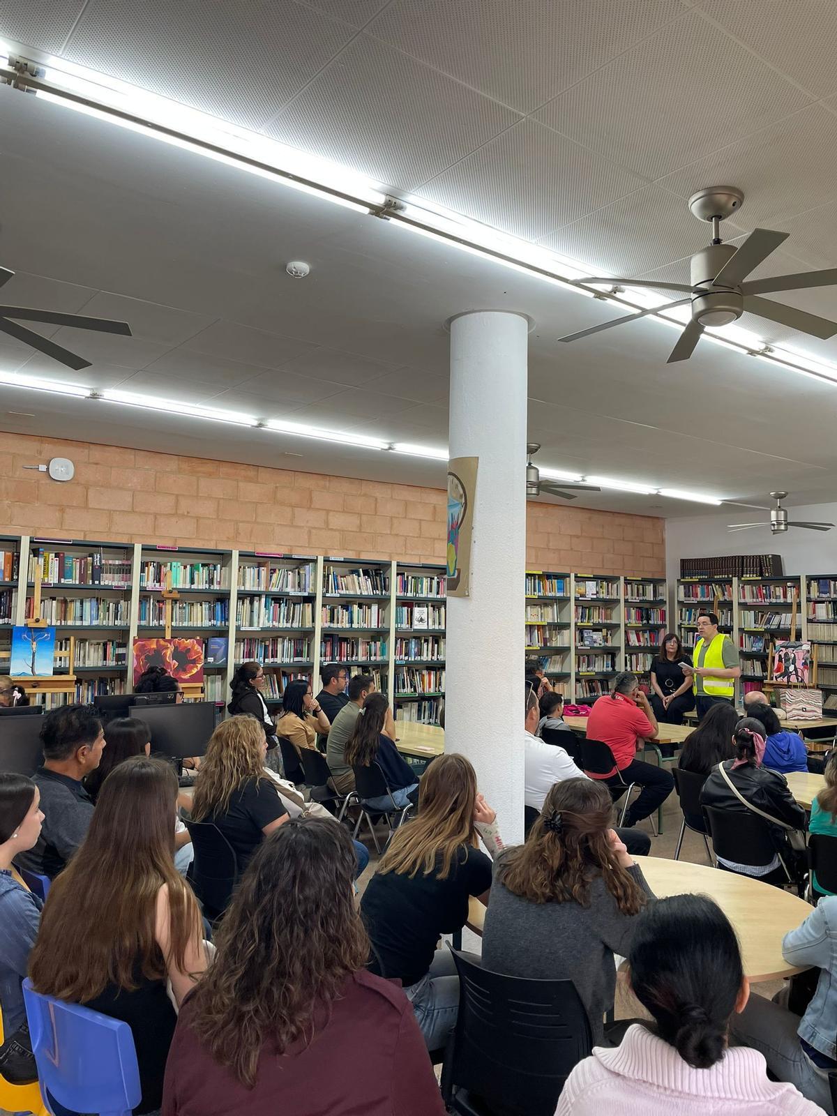 Asamblea con familias para explicar la huelga en el IES Conselleria