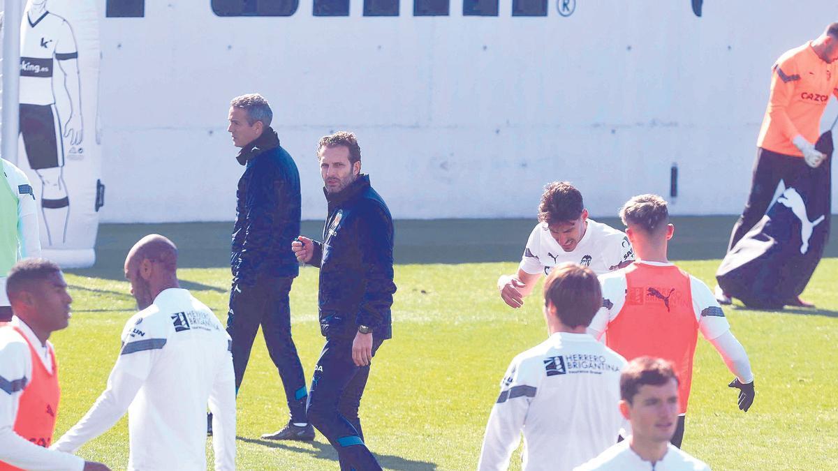 Entrenamiento del primer equipo del Valencia CF . Primera sesión abierta a medios con Rubén Baraja dirigiendo