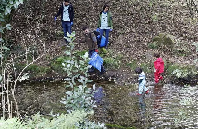 Voluntarios retiran kilos de basura del Sar y el Sarela