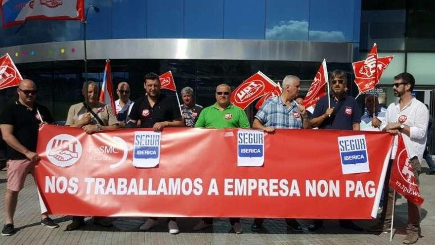 Un momento de la protesta, ayer, de trabajadores de Segur Ibérica.