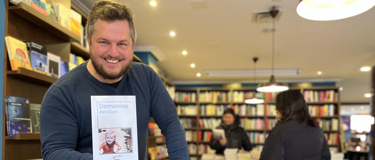 Ben Clark con 'Demonios' en la librería salmantina Letras Corsarias.
