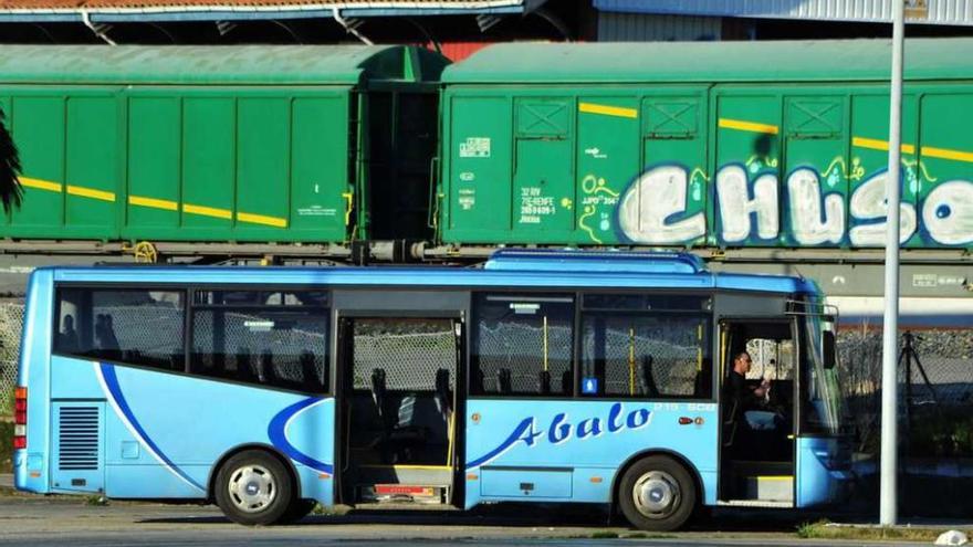 Las estaciones de autobuses y del tren están muy próximas en Vilagarcía. // Iñaki Abella