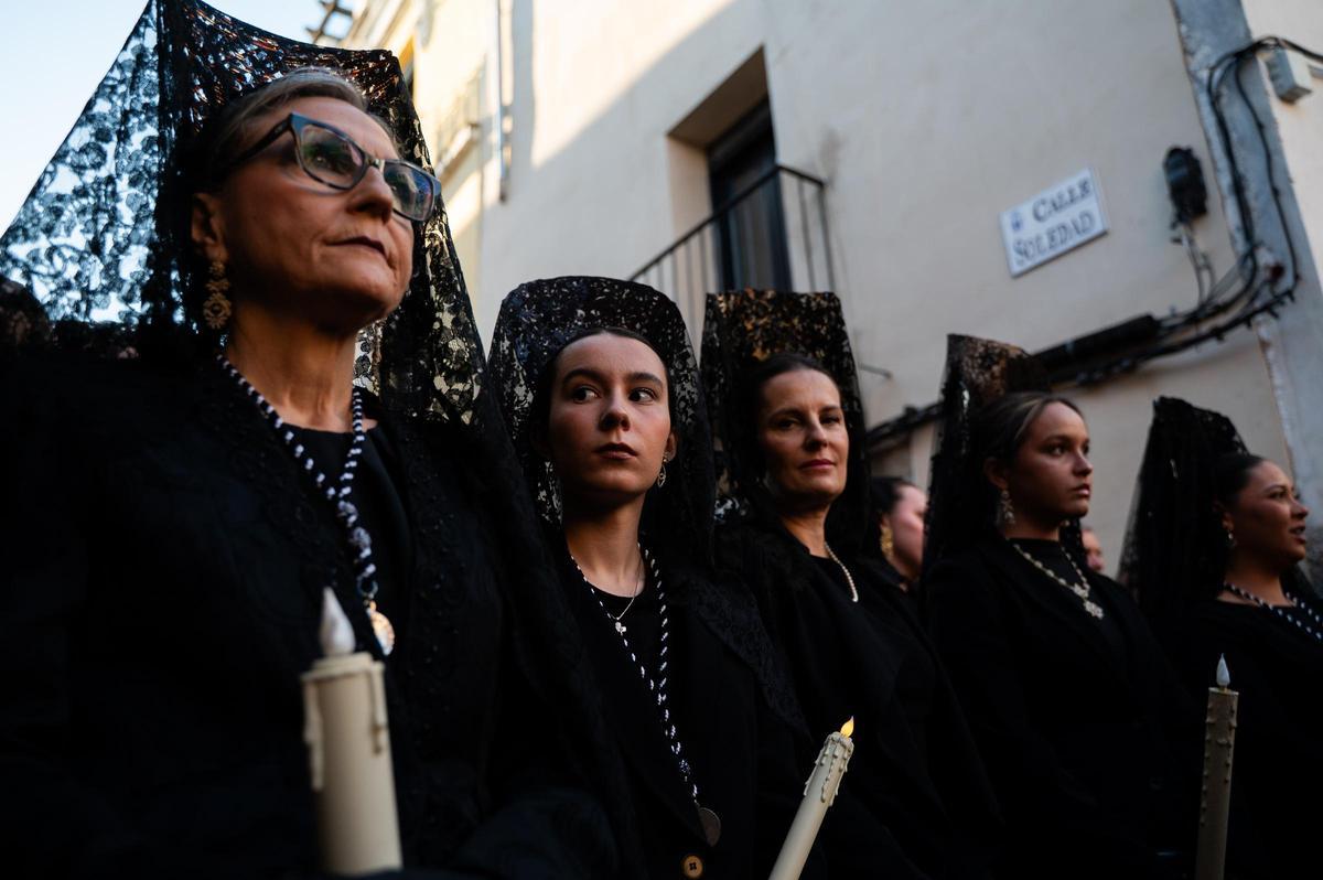 Mantillas en la procesión del Santo Entierro.