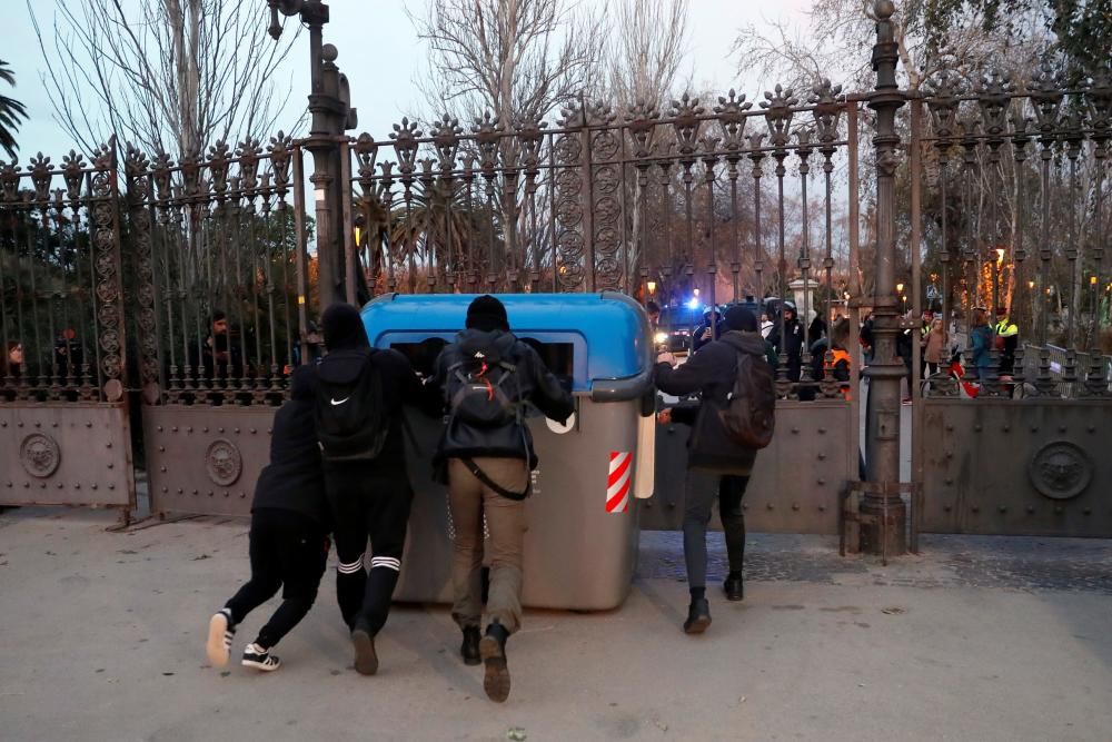 Protestes i tensió a l'exterior del Parlament de Catalunya