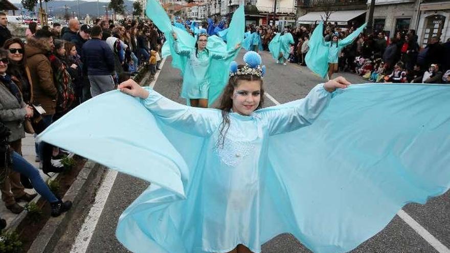 Participantes en el desfile de comparsas de Baiona. // Marta G. Brea