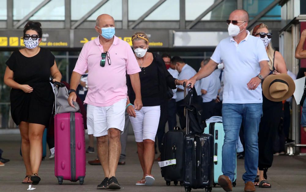 Turistas llegando al aeropuerto de Málaga