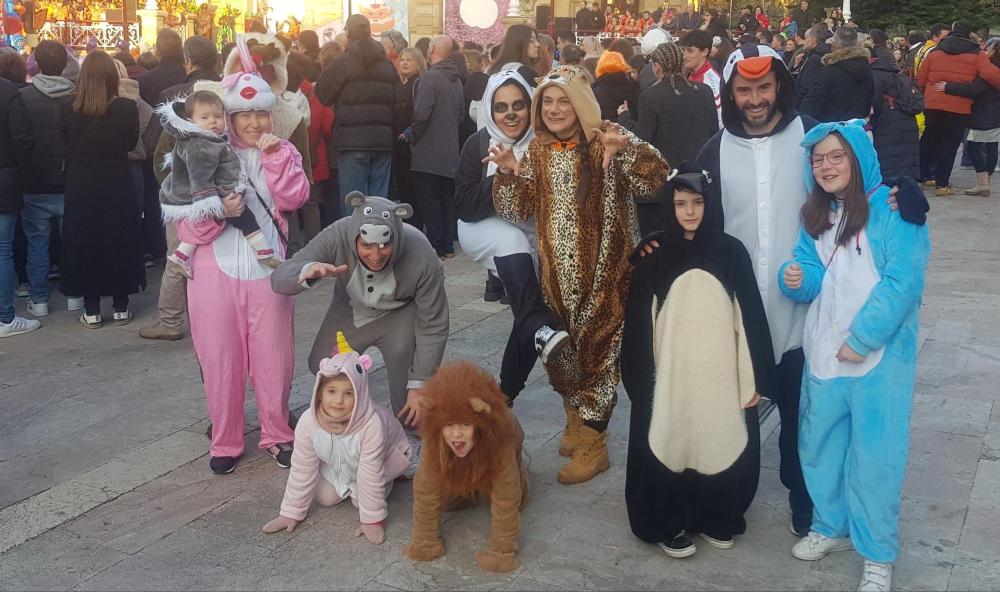 Villaviciosa pinta el mejor Carnaval: explosión de colorido en la cita más multitudinaria de los últimos años