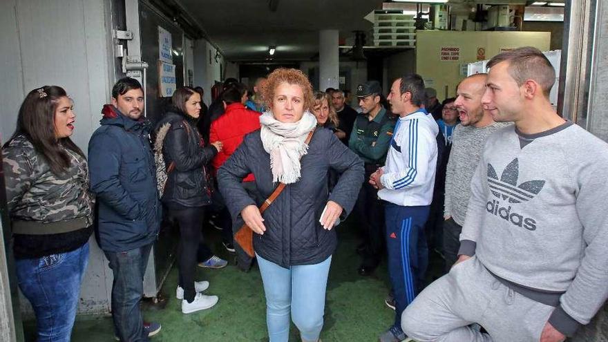 La patrona mayor, increpada ayer al salir de la lonja, tras la subasta escoltada por la Guardia Civil. // Marta G. Brea