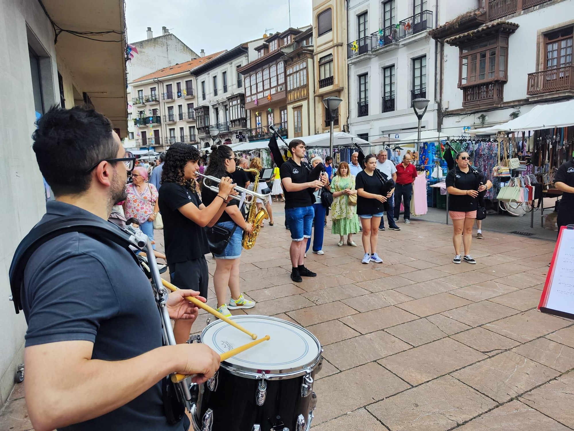 En imágenes: las bandas de "Folk in Grau" toman el mercado dominical
