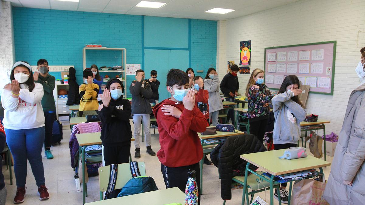 Alumnos de Seixalbo, durante la actividad, este lunes.