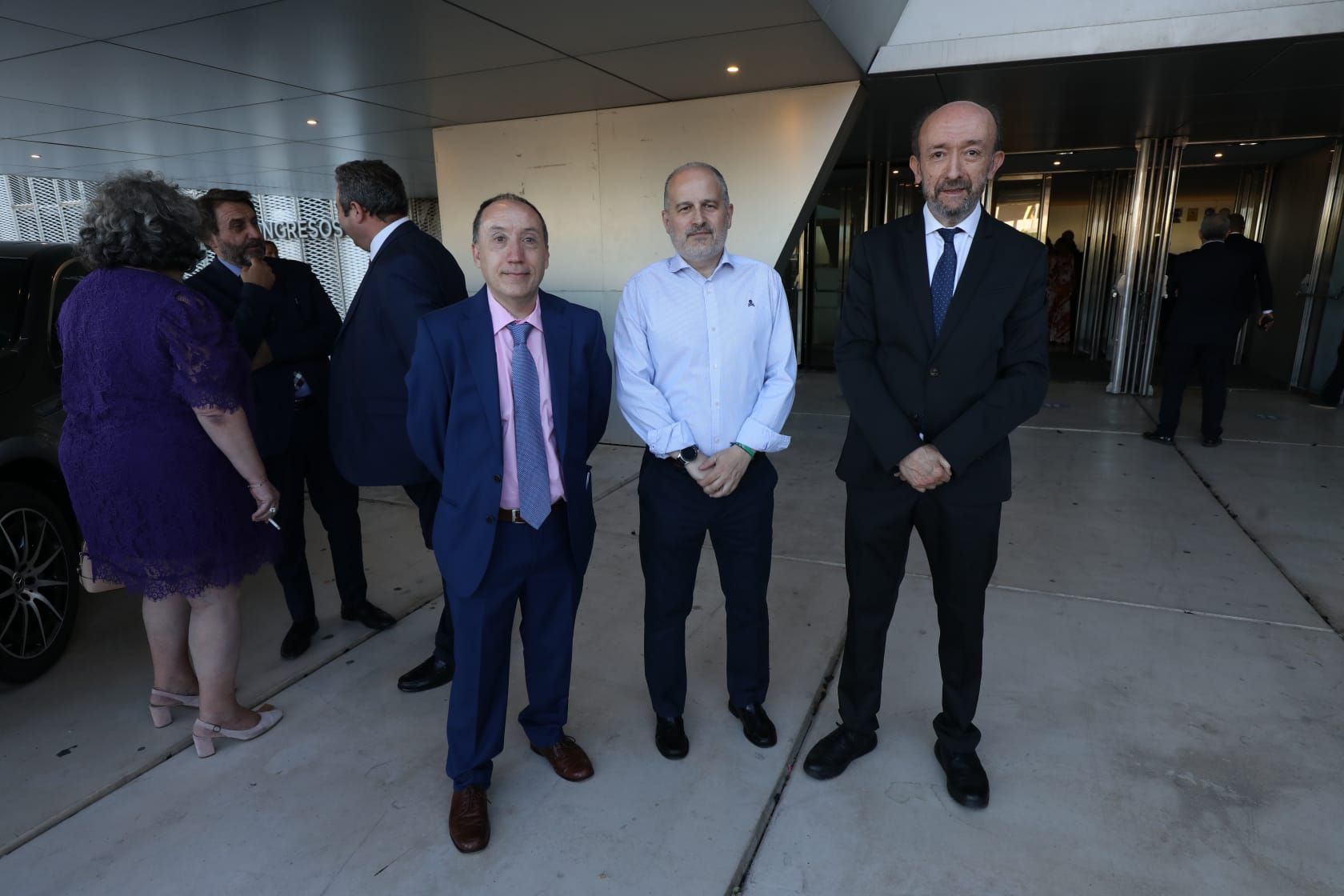 Vicente Alcaide, responsable comunicación grupo parque atracciones, Ignacio Garc�a y Mariano Julve vicepresidente y presidente de la junta de cofradías.