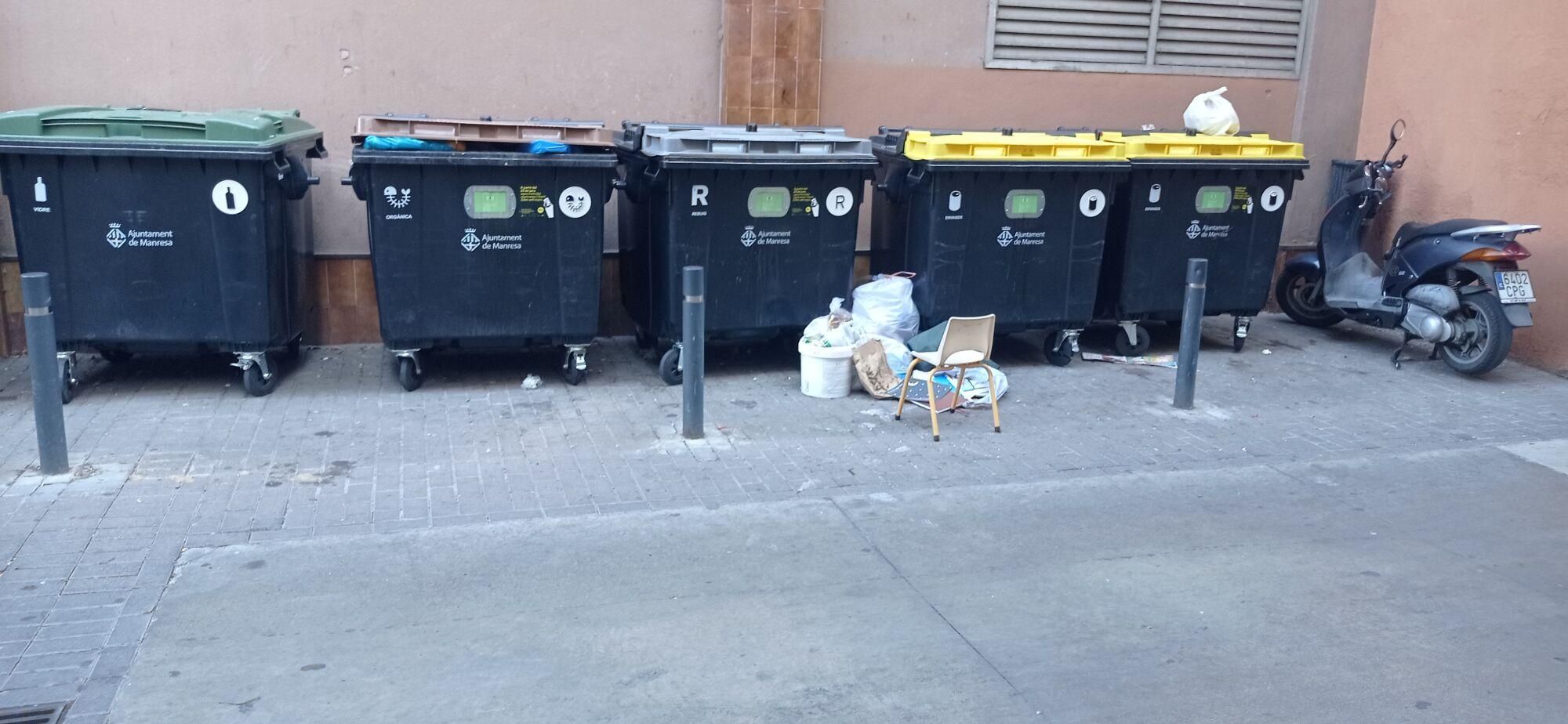 Els contenidors de Manresa, plens a vessar
