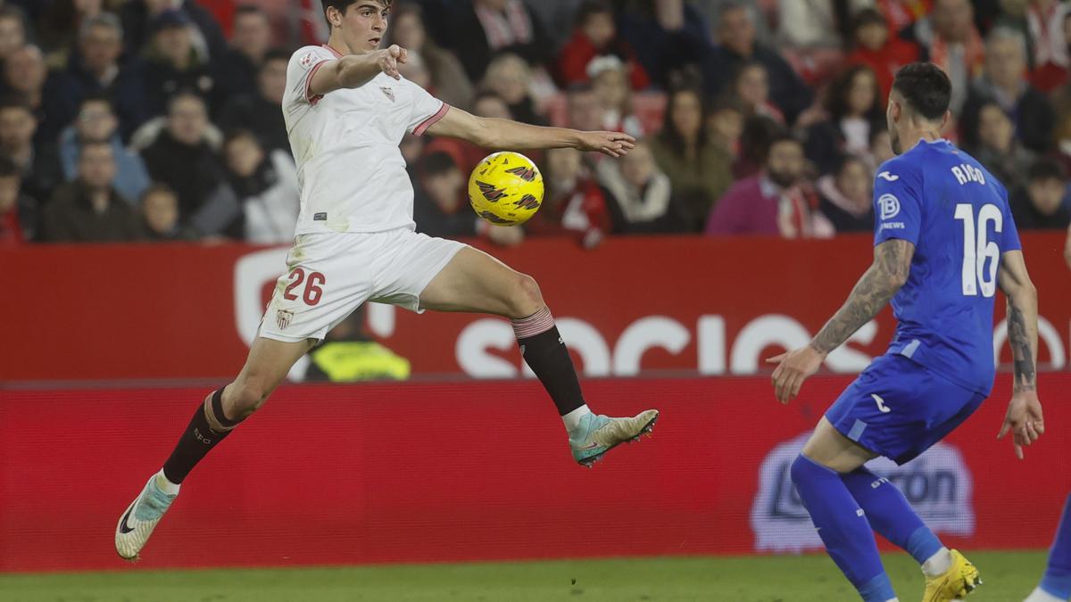 El defensa del Sevilla FC Juanlu y el defensa del Getafe Diego Rico durante el partido de la jornada 17 de LaLiga EA Sports que Sevilla FC y Getafe CF disputan este sábado en el estadio Sánchez-Pizjuán, en Sevilla.