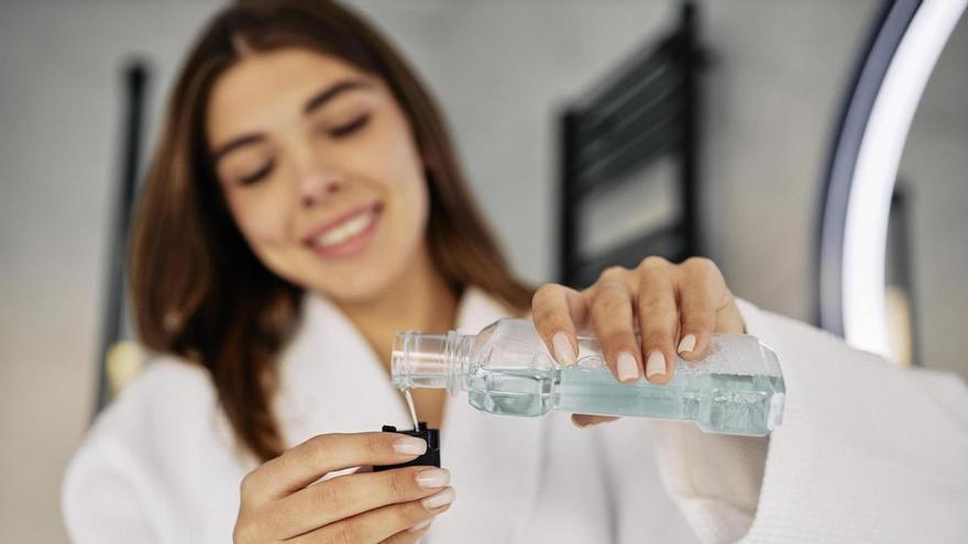 Ocho claves para utilizar colutorios de forma segura y realmente eficaz