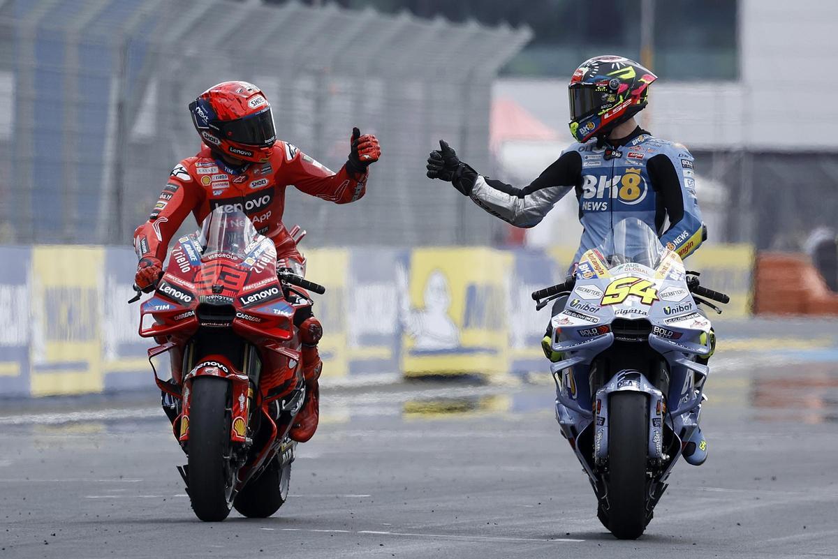Fermín Aldeguer, a la derecha, es felicitado por Marc Márquez
