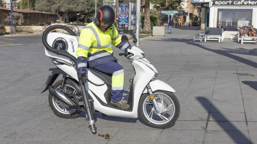 La «motocaca» en acción en el paseo marítimo de Juan Aparicio de Torrevieja.  | JOAQUÍN CARRIÓN