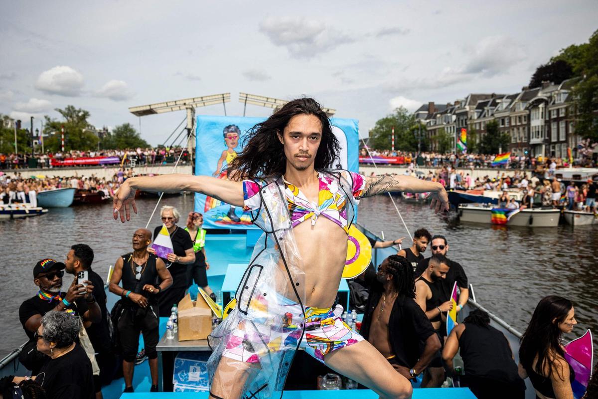 Celebran el desfile anual del orgullo LGTB+ por el Canal en Ámsterdam