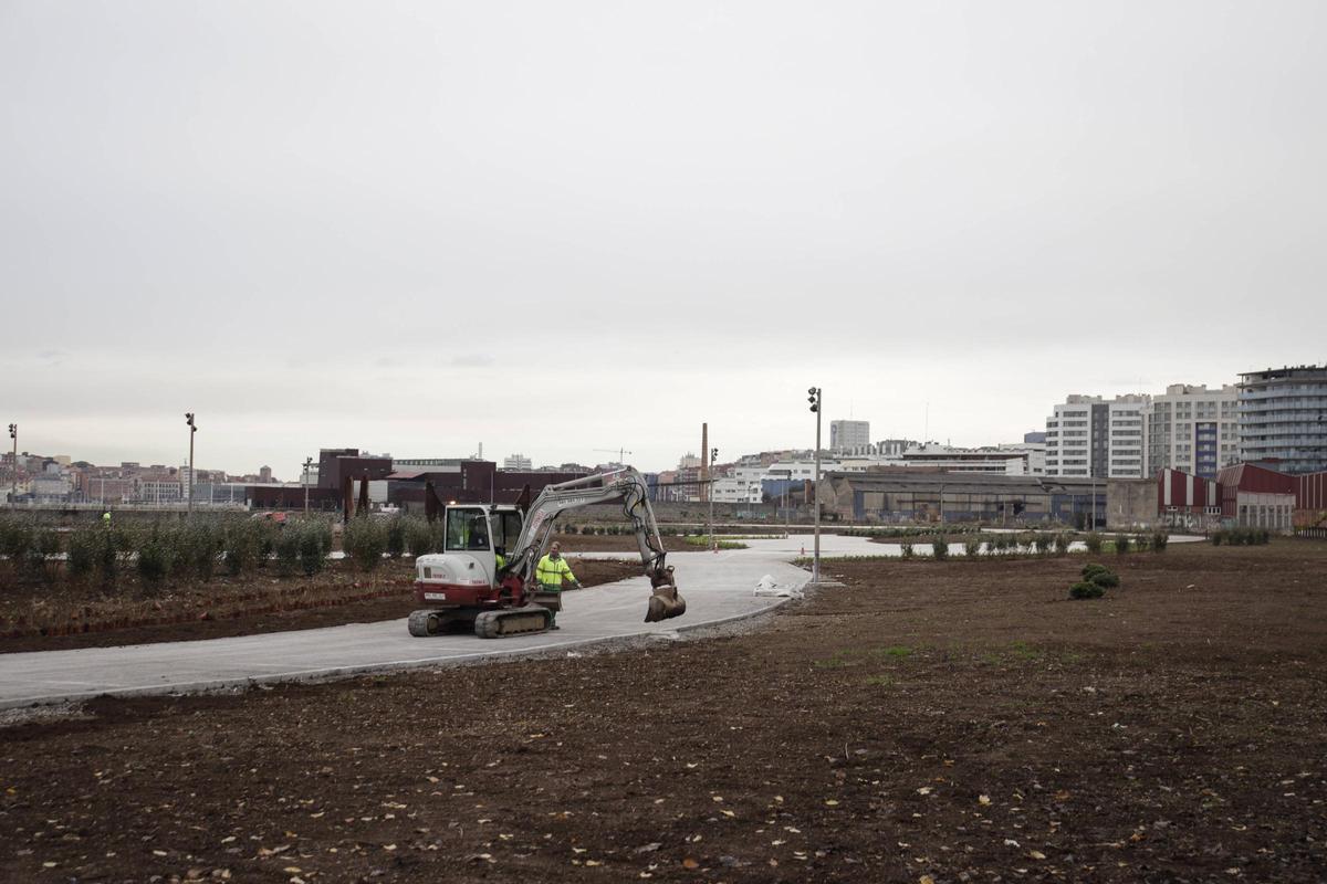 Así avanzan los trabajos para la recuperación de los terrenos de Naval Gijón (en imágenes)