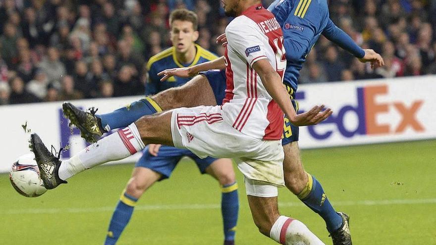 Jairo Riedewald obstaculiza el disparo de Rossi en el Ajax-Celta en diciembre de 2016. // Toussaint Kluiters