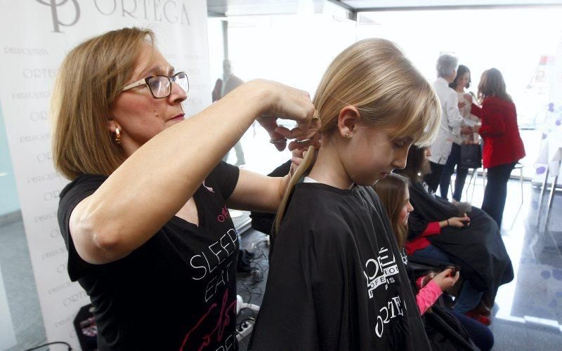 Más de 70 mujeres se cortan el pelo en la Quirón para sumarse a la lucha contra el cáncer