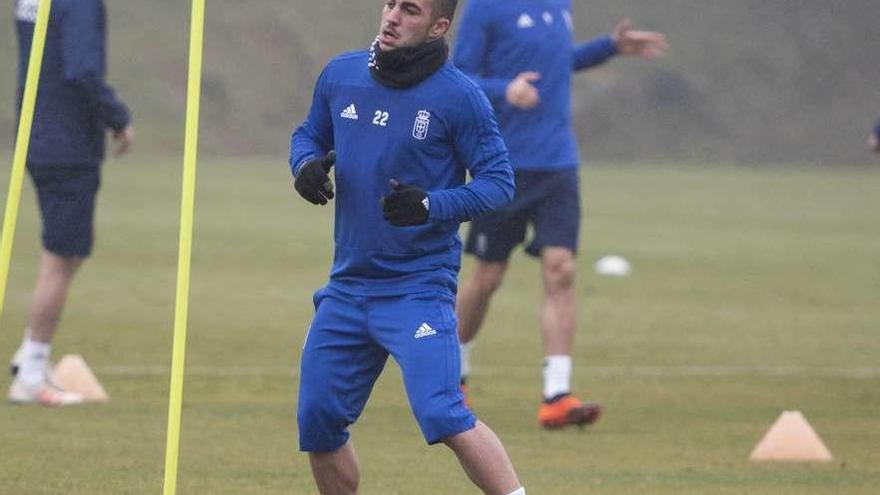 Joselu, en un entrenamiento de esta semana en El Requexón, con Toché y Carlos Martínez al fondo.