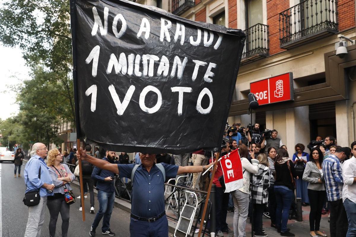 Simpatizantes partidarios de Sánchez y periodistas, ante la sede del PSOE, este sábado.