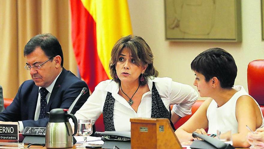 La ministra de Justicia, Dolores Delgado (c), durante su comparecencia ante la Comisión de Justicia. // Efe