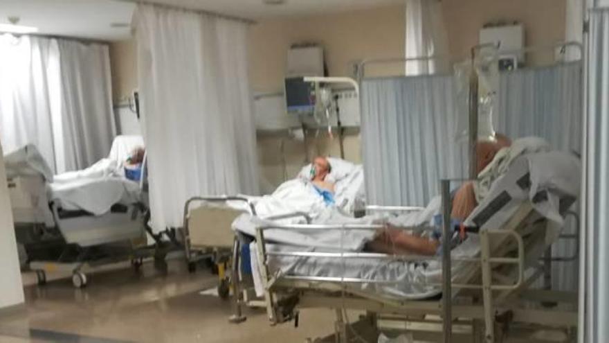 Tres pacientes en Urgencias de la Fe ayer por la tarde, dos de ellos en camas viejas procedentes de Campanar.