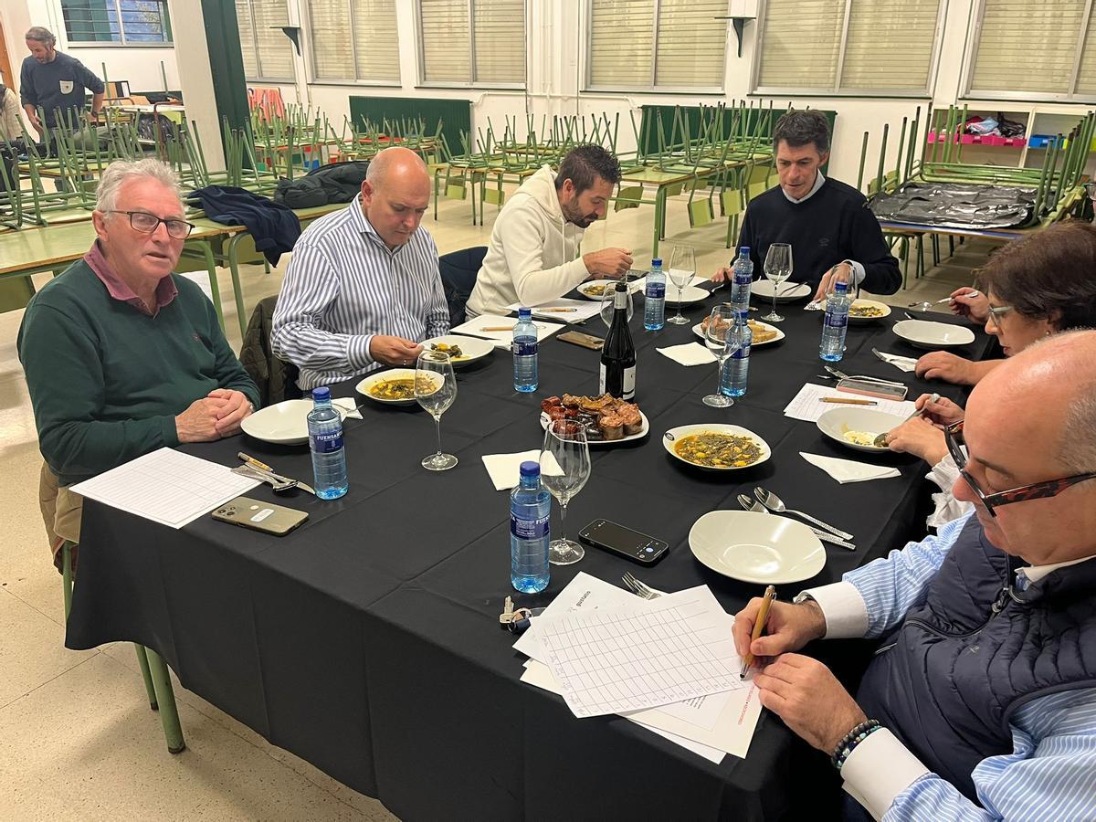 El jurado del concurso, durante la cata de las elaboraciones finalistas.