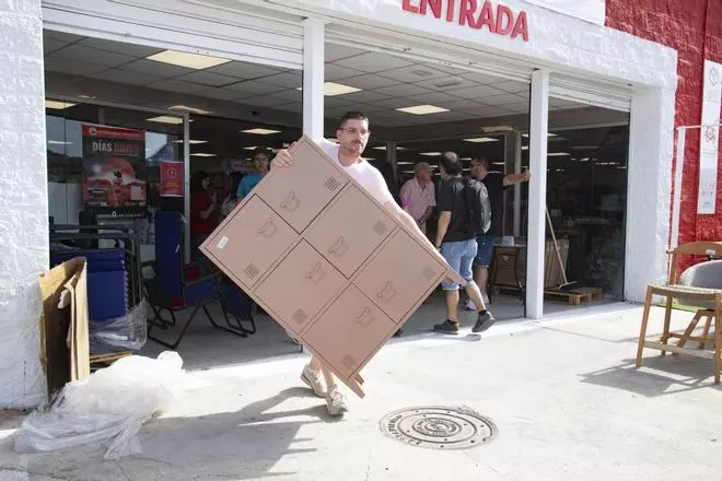Así ha sido la inauguración de una nueva tienda de muebles "baratos" en Xàtiva