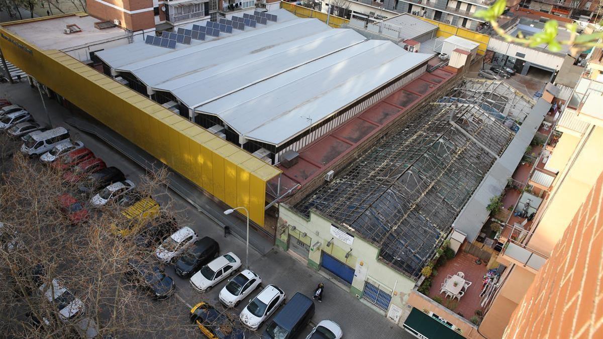 Construcción de una macrococina fantasma al lado del Mercat de Sant Marti de Barcelona.