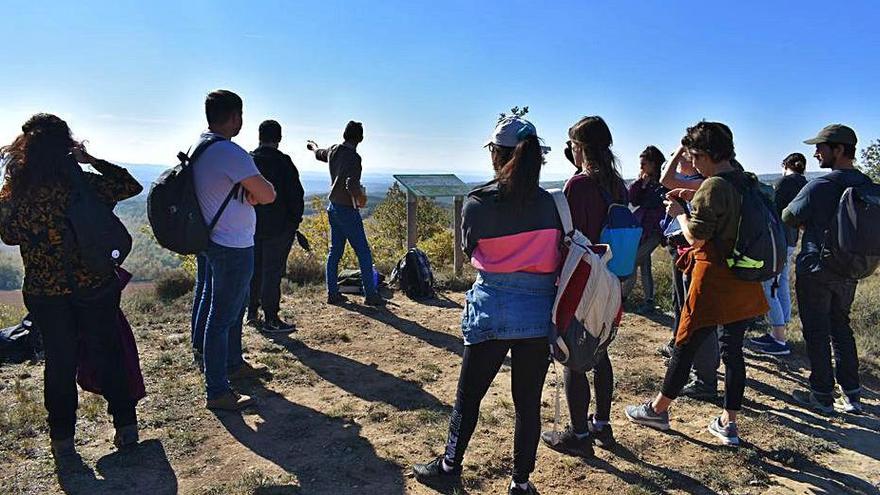 Els estudiants internacionals miren l’afectació de l’incendi | ARNAU VALVERDE